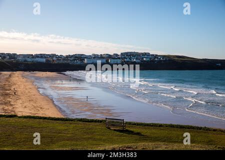 Newquay,Cornwall,15th décembre 2022, les gens appréciant le soleil glorieux lors d'une belle journée ensoleillée mais très froide à Fistral Beach, Cornwall. La plage est célèbre car les gens voyagent de tout le pays pour monter sur les célèbres vagues avec de grandes conditions de surf.Credit: Keith Larby/Alay Live News Banque D'Images