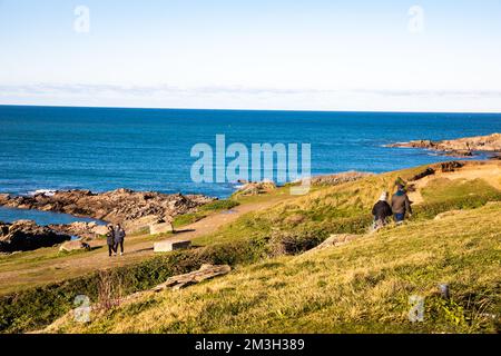 Newquay,Cornwall,15th décembre 2022, les gens appréciant le soleil glorieux lors d'une belle journée ensoleillée mais très froide à Fistral Beach, Cornwall. La plage est célèbre car les gens voyagent de tout le pays pour monter sur les célèbres vagues avec de grandes conditions de surf.Credit: Keith Larby/Alay Live News Banque D'Images