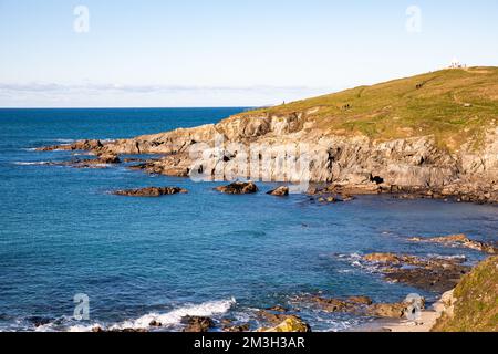 Newquay,Cornwall,15th décembre 2022, les gens appréciant le soleil glorieux lors d'une belle journée ensoleillée mais très froide à Fistral Beach, Cornwall. La plage est célèbre car les gens voyagent de tout le pays pour monter sur les célèbres vagues avec de grandes conditions de surf.Credit: Keith Larby/Alay Live News Banque D'Images