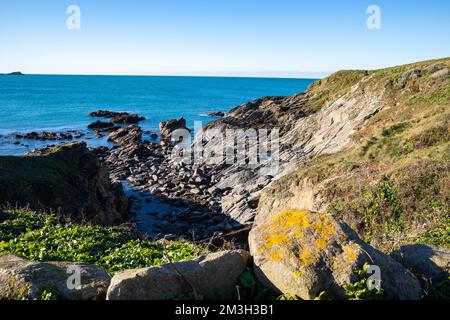 Newquay,Cornwall,15th décembre 2022, les gens appréciant le soleil glorieux lors d'une belle journée ensoleillée mais très froide à Fistral Beach, Cornwall. La plage est célèbre car les gens voyagent de tout le pays pour monter sur les célèbres vagues avec de grandes conditions de surf.Credit: Keith Larby/Alay Live News Banque D'Images