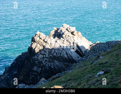 Newquay,Cornwall,15th décembre 2022, les gens appréciant le soleil glorieux lors d'une belle journée ensoleillée mais très froide à Fistral Beach, Cornwall. La plage est célèbre car les gens voyagent de tout le pays pour monter sur les célèbres vagues avec de grandes conditions de surf.Credit: Keith Larby/Alay Live News Banque D'Images