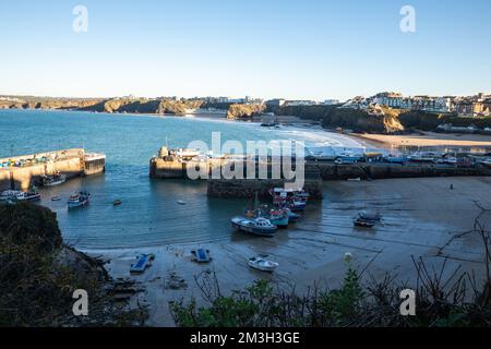 Newquay,Cornwall,15th décembre 2022, les gens appréciant le soleil glorieux lors d'une belle journée ensoleillée mais très froide à Fistral Beach, Cornwall. La plage est célèbre car les gens voyagent de tout le pays pour monter sur les célèbres vagues avec de grandes conditions de surf.Credit: Keith Larby/Alay Live News Banque D'Images