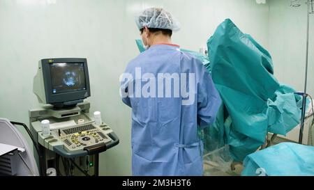 Une équipe de chirurgiens en salle d'opération pendant l'intervention. Créatif. Technologies médicales, concept de maladie Banque D'Images