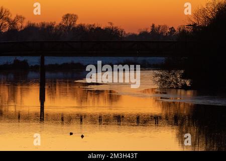 Dorney, Buckinghamshire, Royaume-Uni. 15th décembre 2022. Après un autre jour de températures inférieures à zéro, le soleil se couche sur la rivière Jubilee à Dorney, qui a maintenant une quantité considérable de glace de surface. La rivière Jubilee est un programme de réduction des crues qui protège Windsor, Eton et Maidenhead en cas d'inondation. C'est aussi un refuge pour les oiseaux migrateurs. Crédit : Maureen McLean/Alay Live News Banque D'Images