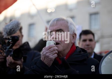 John McDonnell, politicien du Parti travailliste et député de Hayes et Harlington, a vu prononcer un discours lors du rassemblement devant l'hôpital St Thomas, en solidarité avec les infirmières en grève. D'autres professionnels de la santé se sont joints au rassemblement pour soutenir la grève des infirmières à l'heure du déjeuner. Le NHS England est en passe de faire la plus grande grève des infirmières de l'histoire. Plus de 300000 infirmières membres du Collège royal du Syndicat des infirmières (RCN) ont voté en faveur de l'action industrielle et 1/3 d'entre eux participeront à la grève aujourd'hui et mardi prochain en conflit d'augmentation de salaire et de travail Banque D'Images