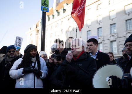 John McDonnell, politicien du Parti travailliste et député de Hayes et Harlington, a vu prononcer un discours lors du rassemblement devant l'hôpital St Thomas, en solidarité avec les infirmières en grève. D'autres professionnels de la santé se sont joints au rassemblement pour soutenir la grève des infirmières à l'heure du déjeuner. Le NHS England est en passe de faire la plus grande grève des infirmières de l'histoire. Plus de 300000 infirmières membres du Collège royal du Syndicat des infirmières (RCN) ont voté en faveur de l'action industrielle et 1/3 d'entre eux participeront à la grève aujourd'hui et mardi prochain en conflit d'augmentation de salaire et de travail Banque D'Images