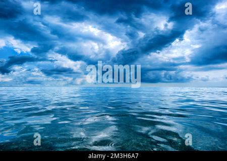 ciel sombre avec nuages et mer. teinte bleue Banque D'Images