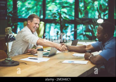 image cinématographique de personnes travaillant dans une entreprise en démarrage. Une équipe multiethnique d'experts travaillant ensemble pour développer les nouveaux projets Banque D'Images