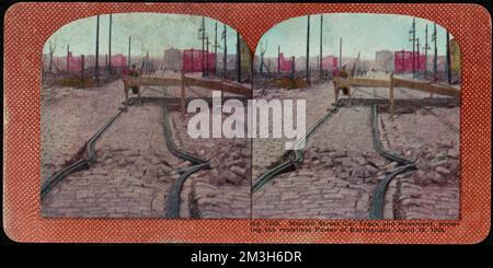 Mission piste de voiture de rue et chaussée, montrant la puissance résistante du tremblement de terre, 18 avril 1906 , rues Cobblestone, tremblements de terre, Voies ferrées de rue, tremblement de terre et incendie de San Francisco, Californie, 1906 Banque D'Images