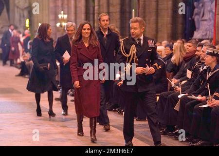 Pippa Matthews avec son mari James dirige ses parents Carole et Michael Middleton lorsqu'ils arrivent pour le service Carol « ensemble à Noël » à l'abbaye de Westminster à Londres. Date de la photo: Jeudi 15 décembre 2022. Banque D'Images