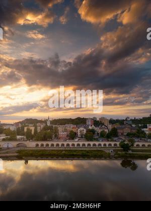 Magnifique coucher de soleil sur le boulevard et les bâtiments de la ville Banque D'Images