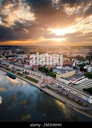 Magnifique coucher de soleil sur le boulevard et les bâtiments de la ville Banque D'Images