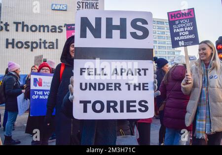 Londres, Royaume-Uni. 15th décembre 2022. Les infirmières font une démonstration sur la ligne de piquetage à l’extérieur de l’hôpital St Thomas, alors que commence la plus grande grève des infirmières britanniques de l’histoire. Des milliers d'infirmières dans tout le pays sont en grève dans un conflit sur la rémunération.Credit: Vuk Valcic/Alay Live News Banque D'Images