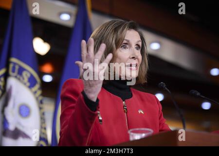 Washington DC, États-Unis. 15th décembre 2022. La Présidente de la Chambre Nancy Pelosi, D-CA, parle lors de sa conférence de presse hebdomadaire aux États-Unis Capitole à Washington, DC jeudi, 15 décembre 2022. Photo de Bonnie Cash/UPI Credit: UPI/Alay Live News Banque D'Images