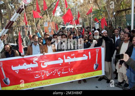 Hyderabad, Pakistan. 15th décembre 2022. Des membres de toute l'Association des travailleurs municipaux du Baloutchistan protestent contre le non-paiement de leurs salaires, à Quetta, jeudi, 15 décembre 2022. Credit: Asianet-Pakistan/Alamy Live News Banque D'Images