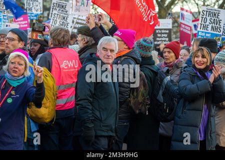 Londres, Angleterre, Royaume-Uni. 15th décembre 2022. L'ancien Shadow Chancellor John McDonnell est vu à la ligne de piquetage à l'extérieur de l'hôpital St Thomas alors que des dizaines de milliers d'infirmières font la grève sur les salaires et les conditions. (Credit image: © Tayfun Salci/ZUMA Press Wire) Credit: ZUMA Press, Inc./Alay Live News Banque D'Images