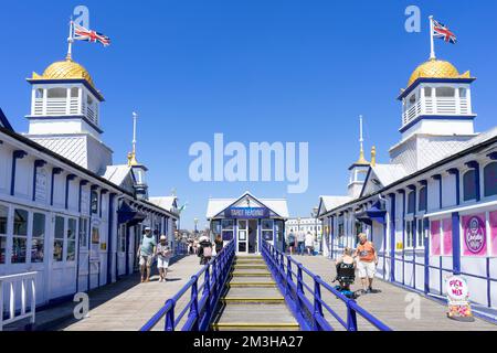 Eastbourne Pier East Sussex en regardant de nouveau le long de la jetée vers les personnes marchant le long de Eastbourne Pier Eastbourne East Sussex Angleterre GB Europe Banque D'Images