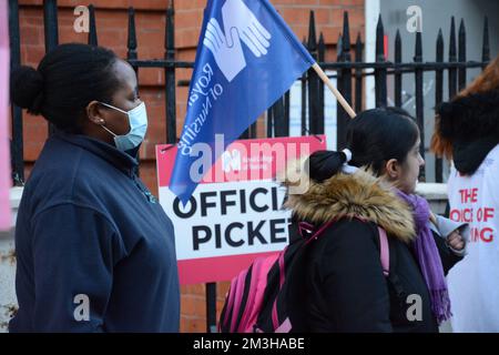 La plus grande grève de l'histoire du RCN le started15th décembre 2022, le personnel infirmier en Angleterre, en Irlande du Nord et au pays de Galles exigeant un salaire équitable et la sécurité des patients. Banque D'Images