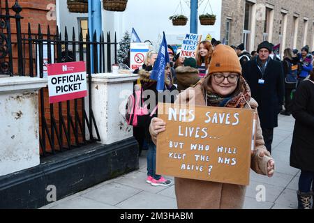 La plus grande grève de l'histoire du RCN le started15th décembre 2022, le personnel infirmier en Angleterre, en Irlande du Nord et au pays de Galles exigeant un salaire équitable et la sécurité des patients. Banque D'Images