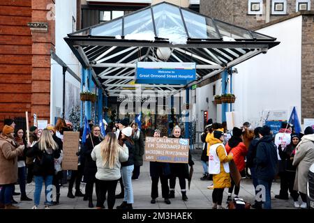 La plus grande grève de l'histoire du RCN le started15th décembre 2022, le personnel infirmier en Angleterre, en Irlande du Nord et au pays de Galles exigeant un salaire équitable et la sécurité des patients. Banque D'Images