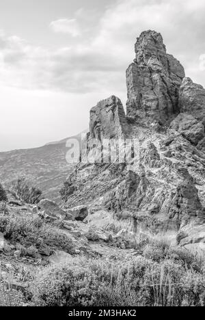 Rock formation Roques de García au parc national du Teide à l'île de Tenerife, îles Canaries, Espagne, en noir et blanc. Banque D'Images