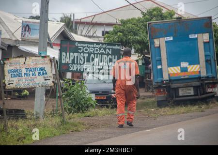 Rues du Cameroun, région du Sud-Ouest, dite Ambazonia Land, avec beaucoup de circulation et les gens passant par la pointe Banque D'Images