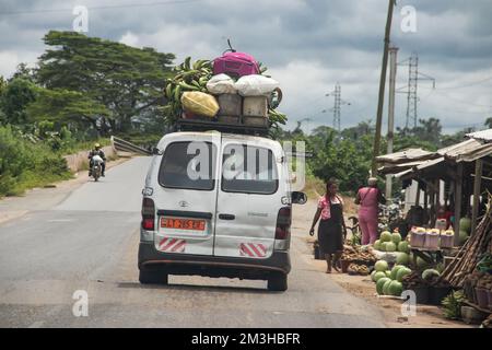 Rues du Cameroun, région du Sud-Ouest, dite Ambazonia Land, avec beaucoup de circulation et les gens passant par la pointe Banque D'Images