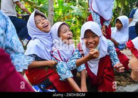 Sukamanah Village, Jambe District, Banten, Indonésie - 12 avril 2018: Happy Energetic School enfants jouant en face de leur école SDN Sukamanah Banque D'Images