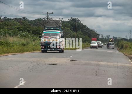 Rues du Cameroun, région du Sud-Ouest, dite Ambazonia Land, avec beaucoup de circulation et les gens passant par la pointe Banque D'Images