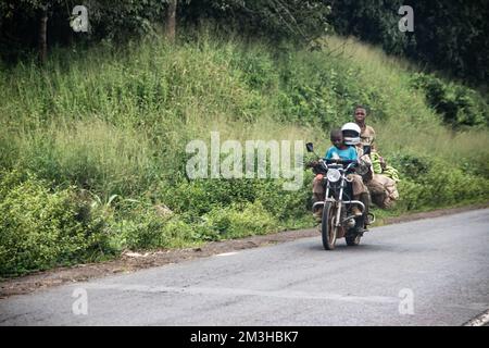 Rues du Cameroun, région du Sud-Ouest, dite Ambazonia Land, avec beaucoup de circulation et les gens passant par la pointe Banque D'Images