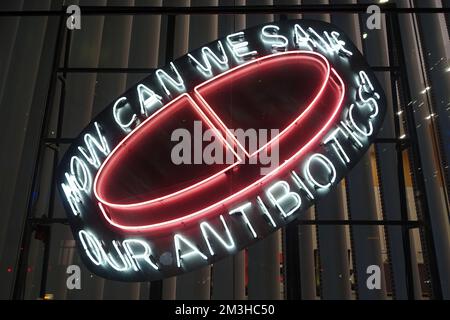 Panneau publicitaire, bâtiment Wellcome, Londres, illustrant la lutte contre la résistance aux antibiotiques Banque D'Images