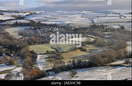 Matin glacial pendant une inversion de température, près de Bollington, Cheshire, regardant Rainow Village de White Nancy Banque D'Images