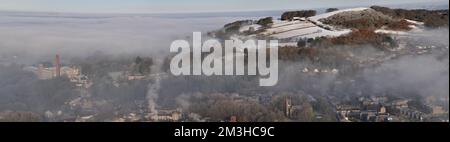 Matin glacial pendant une inversion de température, près de Bollington, Cheshire, en regardant de White Nancy Banque D'Images