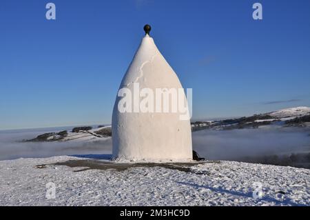 White Nancy, Bollington, pendant une inversion de température en hiver Banque D'Images