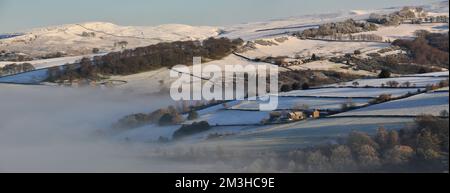 Matin glacial pendant une inversion de température, près de Bollington, Cheshire, en regardant de White Nancy Banque D'Images