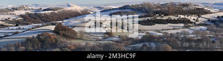 Matin glacial pendant une inversion de température, près de Bollington, Cheshire, en regardant de White Nancy Banque D'Images