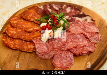 Un ensemble de hors-d'œuvre de viande sur une planche de bois Banque D'Images