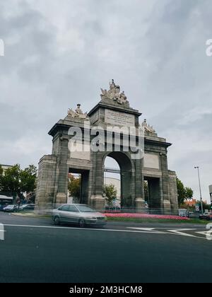 Madrid, Espagne, 30 octobre 2022. Rond-point historique Puerta de toledo avec circulation routière en mouvement Banque D'Images