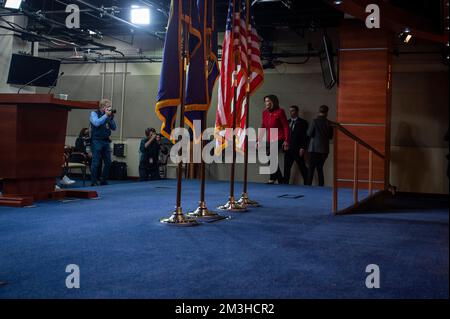 Washington DC, États-Unis. 15th décembre 2022. Washington, Vereinigte Staaten. 15th décembre 2022. La Présidente de la Chambre des représentants des États-Unis Nancy Pelosi (démocrate de Californie) arrive pour sa conférence de presse hebdomadaire au Capitole des États-Unis à Washington, DC, jeudi, 15 décembre 2022. Credit: Rod Lamkey/CNP/dpa/Alay Live News Credit: dpa Picture Alliance/Alay Live News Banque D'Images