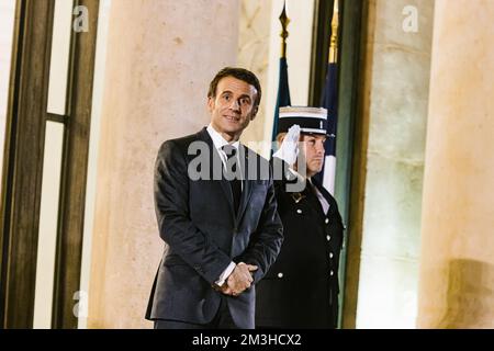 Paris, Ile de France, France. 15th décembre 2022. Emmanuel Macron attend les pas de l'Elysée. Le Président français de la République Emmanuel Macron accueille le Premier ministre cambodgien et président de l'ANASE, Hun Sen, à l'Elysée, à Paris, sur 13 décembre 2022. Photo par Adrien Fillon. (Credit image: © Adrien Fillon/ZUMA Press Wire) Credit: ZUMA Press, Inc./Alamy Live News Banque D'Images