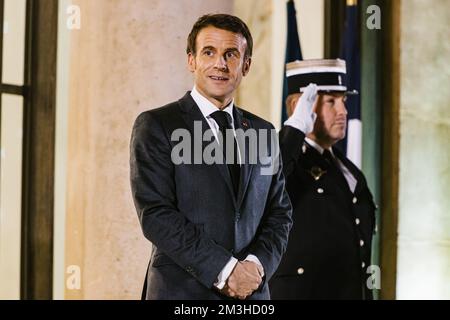 Paris, Ile de France, France. 15th décembre 2022. Emmanuel Macron attend les pas de l'Elysée. Le Président français de la République Emmanuel Macron accueille le Premier ministre cambodgien et président de l'ANASE, Hun Sen, à l'Elysée, à Paris, sur 13 décembre 2022. Photo par Adrien Fillon. (Credit image: © Adrien Fillon/ZUMA Press Wire) Credit: ZUMA Press, Inc./Alamy Live News Banque D'Images