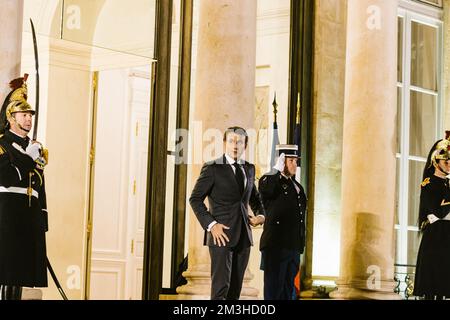 Paris, Ile de France, France. 15th décembre 2022. Emmanuel Macron attend les pas de l'Elysée. Le Président français de la République Emmanuel Macron accueille le Premier ministre cambodgien et président de l'ANASE, Hun Sen, à l'Elysée, à Paris, sur 13 décembre 2022. Photo par Adrien Fillon. (Credit image: © Adrien Fillon/ZUMA Press Wire) Credit: ZUMA Press, Inc./Alamy Live News Banque D'Images