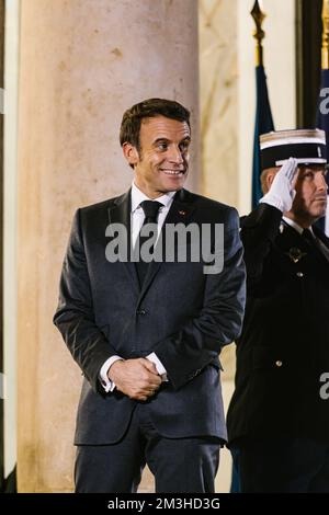 Paris, Ile de France, France. 15th décembre 2022. Emmanuel Macron attend les pas de l'Elysée. Le Président français de la République Emmanuel Macron accueille le Premier ministre cambodgien et président de l'ANASE, Hun Sen, à l'Elysée, à Paris, sur 13 décembre 2022. Photo par Adrien Fillon. (Credit image: © Adrien Fillon/ZUMA Press Wire) Credit: ZUMA Press, Inc./Alamy Live News Banque D'Images