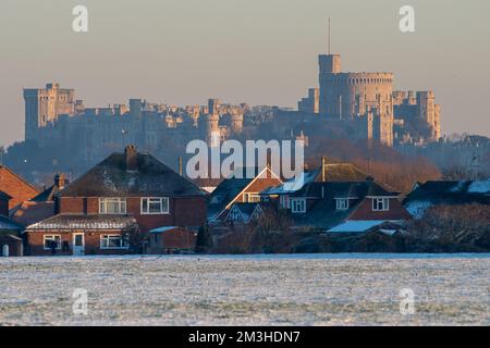 Dorney, Buckinghamshire, Royaume-Uni. 15th décembre 2022. Vue sur le château de Windsor en face de Dorney Common, Buckinghamshire. Après une légère neige le dimanche soir, la neige demeure dans le Dorney Buckinghamshire après le gel toute la semaine. Les températures vont enfin augmenter ce week-end. Crédit : Maureen McLean/Alay Live News Banque D'Images