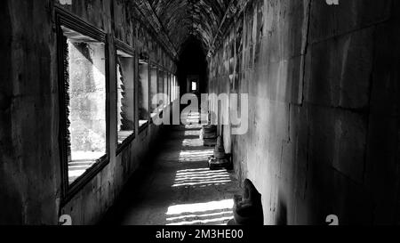 Une photo en échelle de gris d'un long couloir d'un ancien bâtiment à Krong Siem Reap Cambodge Banque D'Images