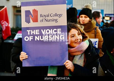 Londres, Royaume-Uni. En Angleterre, au pays de Galles et en Irlande du Nord, les infirmières ont organisé la plus importante grève des infirmières de l'histoire du NHS, malgré des avertissements de perturbations et de retards dans les rendez-vous des patients. Crédit : michael melia/Alay Live News Banque D'Images