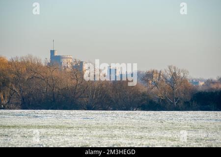 Dorney, Buckinghamshire, Royaume-Uni. 15th décembre 2022. Vue sur le château de Windsor en face de Dorney Common, Buckinghamshire. Après une légère neige le dimanche soir, la neige demeure dans le Dorney Buckinghamshire après le gel toute la semaine. Les températures vont enfin augmenter ce week-end. Crédit : Maureen McLean/Alay Live News Banque D'Images