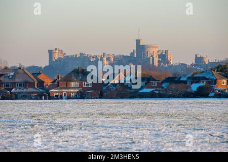 Dorney, Buckinghamshire, Royaume-Uni. 15th décembre 2022. Vue sur le château de Windsor en face de Dorney Common, Buckinghamshire. Après une légère neige le dimanche soir, la neige demeure dans le Dorney Buckinghamshire après le gel toute la semaine. Les températures vont enfin augmenter ce week-end. Crédit : Maureen McLean/Alay Live News Banque D'Images