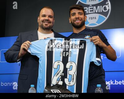 Porto Alegre, Brésil. 15th décembre 2022. RS - Porto Alegre - 12/15/2022 - GREMIO, PEPE PRESENTATION - Pepe et son responsable lors de sa présentation officielle en tant que joueur de Gremio lors d'une conférence de presse tenue au Gremio CT. Photo: Maxi Franzoi/AGIF/Sipa USA crédit: SIPA USA/Alay Live News Banque D'Images