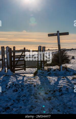 Un panneau et une porte dans les South Downs le jour ensoleillé de décembre après la chute de neige Banque D'Images